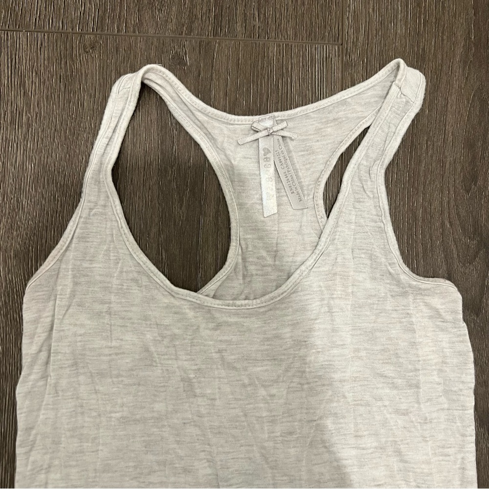 Gray basic tank - Picture 2 of 4